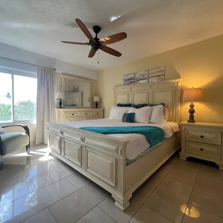 Oceanview Luxury Condo – Beach, Pool, Gym & Yacht Club