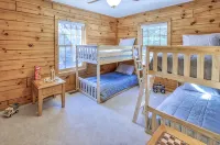 Tranquil Riverfront Retreat - Hytter