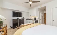 Delux Queen Room , 1 block to the Beach, TV, Pool, WiFi - Homestays