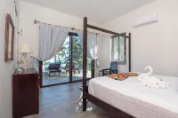 PRIVATE BEACHFRONT PARADISE with COOK & POOL = Luxury on the Sea! - Homestays