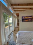 Centrally located St. Louis and Arch view. Complimentary water,wine & breakfast