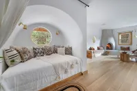 Creekside Couple's Retreat w Hot Tub, Sauna and Game Room, 2 Minutes from Lake - Alphydda