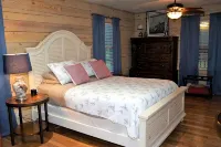 Secluded, peaceful Coastal Log Cabin with hot tub. - 3성급