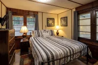 "UpRiver Nest" - Cabin on the Mckenzie River in Oregon