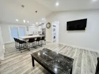 Beautifully Renovated 5-Bedroom Ranch Home in Prime Aurora Neighborhood - บังกะโล