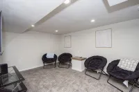 Stylish Home a Block Away from Entertainment -  Privatzimmer
