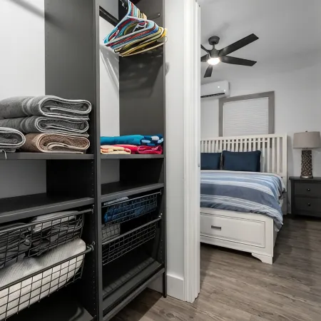 Dogs Welcome! Cute space, fresh out of entire renovation! Steps to beach!