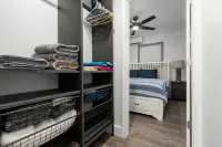 Dogs Welcome! Cute space, fresh out of entire renovation! Steps to beach!