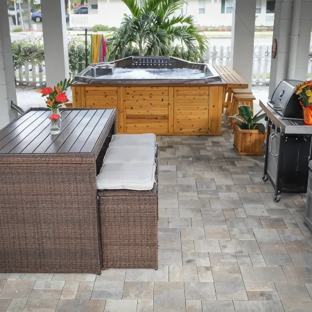 Owl Nest Townhouse-Walk to downtown & the water! New heated POOL!