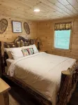 PINE COTTAGE - Pet Friendly Lakefront Cottage on Thayer Lake - Chalets