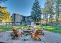 Modern home with privacy of the hills right in town! - Boutique