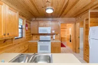 Rustic Coyote Ridge Cabin with a Hot Tub - 2-Star