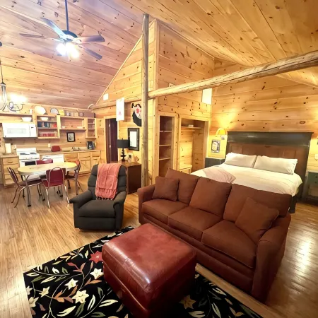 PX Cafe #69 Cabin in Town, Walking Distance to the Courthouse Square.