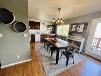 Two Houses Together for 16 People!  5 min from downtown, 25 min from Snowbowl. - 4성급