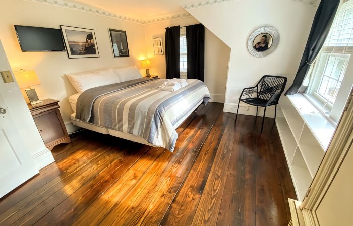 Spacious 5 bedroom, cozy home with private beach access!