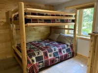 Beautiful log cabin on the Pendleton Creek! - Homestays