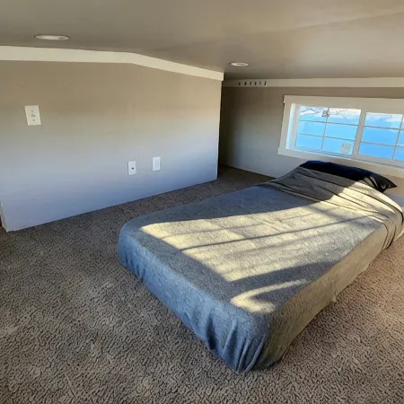 Cozy Timy house 1-bedroom, 2-loft cabin in with full bath and kitchen on a farm!