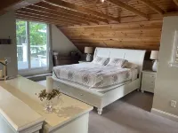 Relax in Raymond's lakefront 2-bedroom vacation home, just steps to Sebago Lake - 무료 와이파이