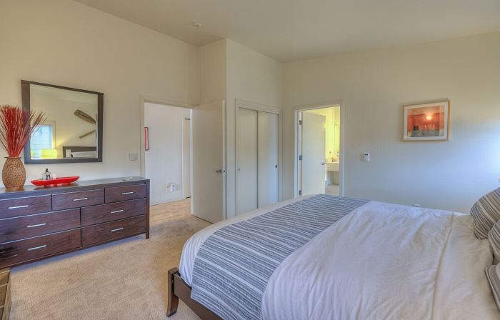 Water View! Luxury Starboard Suite-- walk to cafes, shops, galleries & beaches.