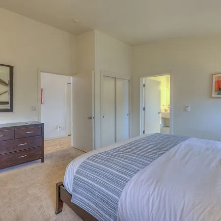 Water View! Luxury Starboard Suite-- walk to cafes, shops, galleries & beaches.