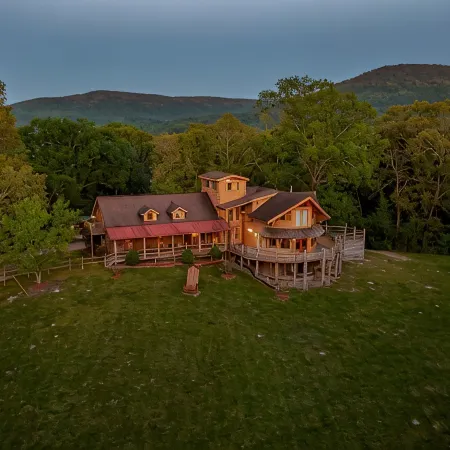 Perfect for Family Reunions/Retreats Peaceful & Quiet with Gorgeous Mtn. Views!