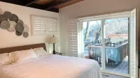 Waterfront home on Shasta Lake- Bar, Pool Table, Hot Tub, Boat Parking - 4-Star