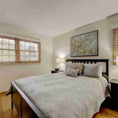 In-Town! Blue House 4 BR w Terrace and Backyard Rooms