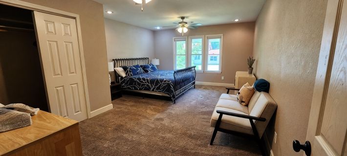Spacious 4 bedroom Downtown Clarksville Hotels in Johnson County