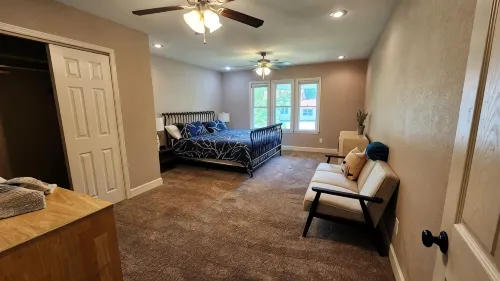 Spacious 4 bedroom Downtown Clarksville - WiFi