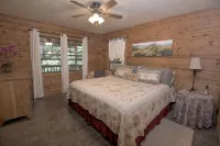 Creekside Cabin near Lost Maples State Park - Chalets