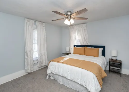 Great Location Great Value! 4 bedroom 2 full bath home in East Village - Homestays