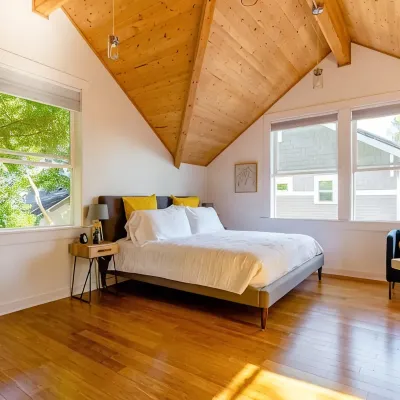 Backyard Cottage Close to Stadium, Walk to Restaurants and Close to Beach Hotels near West Seattle