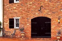 Washington Family Property, Upper Carriage House in Old Town on 107 S Lee Street - Villas