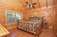 Cozy Smoky Mountain Cabin • Hot Tub, Firepit • 5 Mins to Parkway - Romanttinen