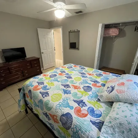 Spacious 3 BR 2 Bath House On Deep Canal With Screened Heated Pool