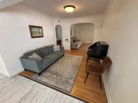 Charming, newly renovated Tudor home next to Morningside University! - 4 ดาว