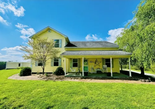 Large Bourbon Trail Vintage Farmhouse – Hot Tub, Gift Shop, Golf Range & Animals - 3-Star