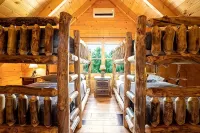 New luxurious Cabin, 10 min away from old man cave - Hytter