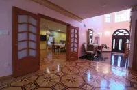 Luxury Home with Sauna, Hot Tubs, Game Room, Short Walk to Lake, Outdoor Pool - ブティック