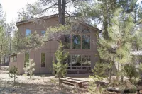 Tranquil, well-kept Cabin with Log Furniture & SHARC passes at 1, Whistling Swan - 露台