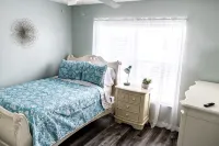 Beautiful 3 BR Home|Saltwater Pool|Fenced Yard|8 Min to Weeki Wachee River - Wifi