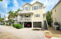 TORTUGA HAMMOCK -2 Bedroom/ 2.5 Bathroom Townhouse with Shared Pool & Parking - Bungalows