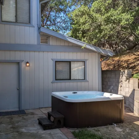 ✨ 3-King Beds / HotTub / EV Charger / Mountain View / Walk to River & Dining