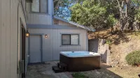 ✨ 3-King Beds / HotTub / EV Charger / Mountain View / Walk to River & Dining - 3-نجوم
