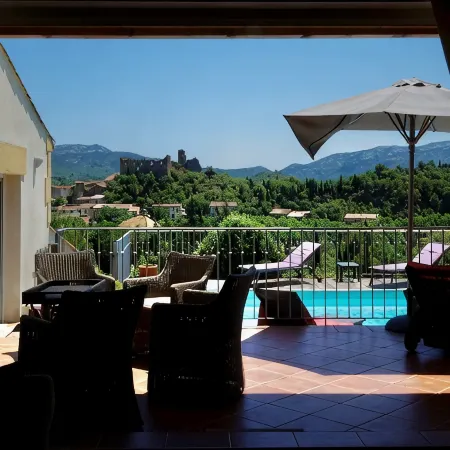 Air- Conditioned  5 Bedroom Villa with Stunning Castle Views