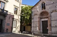 ELEGANT APARTMENT WITH TERRACE IN THE HEART OF THE HISTORICAL CENTER OF LUCCA - شقق
