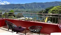 Zoé’s Paradise Waterfront Hotel - Mountain view