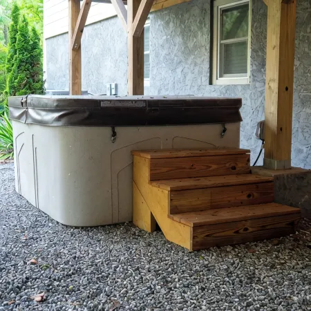 Luxury mountain oasis, hot tub & 15 mins to DT AVL, bring furry friends!