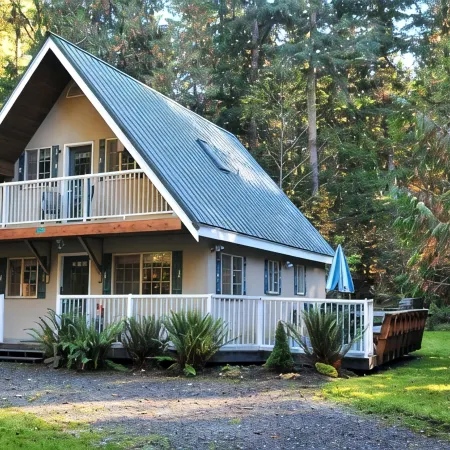 Chalet, Clean, 3BR / 2BA in Snowline, Best Rates, close to skiing, WiFi & Hot