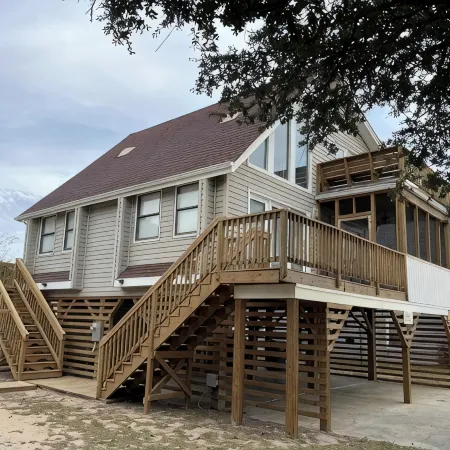 Charming 3-bedroom house with outdoor space & steps to the beach!